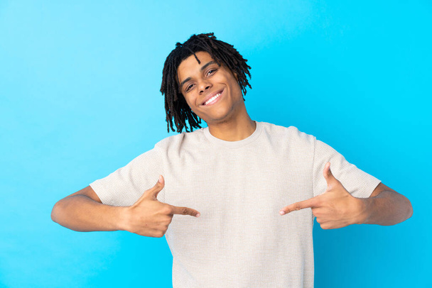 Giovane uomo afroamericano su sfondo blu isolato orgoglioso e soddisfatto di sé
 - Foto, immagini