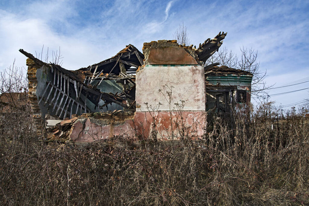 ein zerstörtes altes zerstörtes Haus, das einstürzte. - Foto, Bild