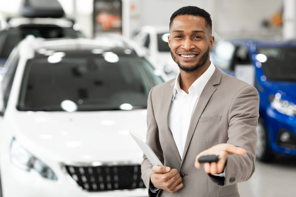 Autohändler-Manager bietet Autoschlüssel im Autohaus an - Foto, Bild