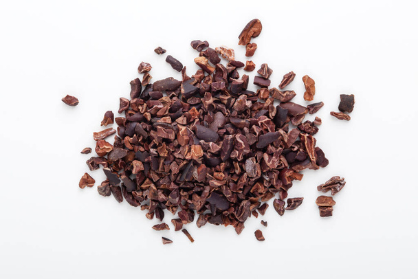 Cacao nibs fehér háttér, felső nézet - Fotó, kép