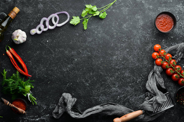 Fekete zászló. A főzés háttere, fűszerek és zöldségek. Első látásra. Szabad hely a szövegnek. - Fotó, kép