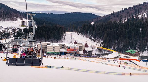 Bewölkte Winterlandschaft der Karpaten in Osteuropa - Foto, Bild