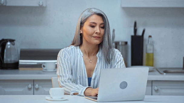 sênior e asiático mulher remoto trabalho e beber café
  - Filmagem, Vídeo