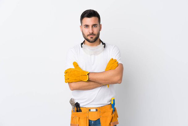 Řemeslníci nebo elektrikář muž přes izolované bílé pozadí držící zkřížené ruce - Fotografie, Obrázek