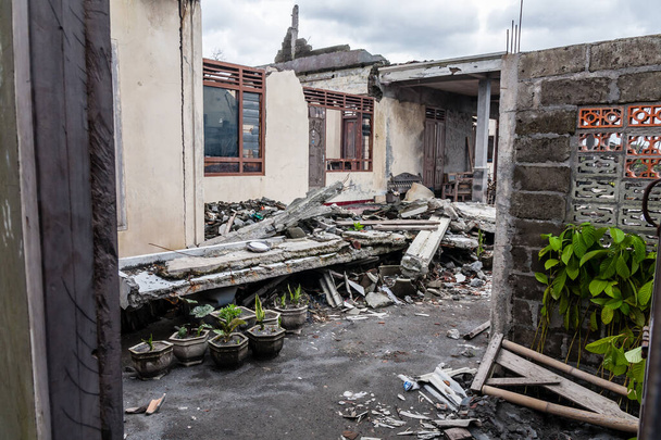 Zniszczony opuszczony dom po erupcji wulkanu Mount Merapi - Zdjęcie, obraz