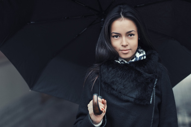 傘のクローズ アップを持つ若い女 - 写真・画像