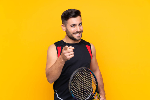 Joueur de tennis homme sur les points isolés mur jaune doigt à vous avec une expression confiante
 - Photo, image