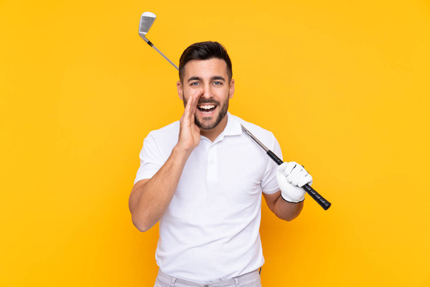ゴルファープレーヤー男上の隔離された黄色の背景叫びとともに口全体オープン - 写真・画像