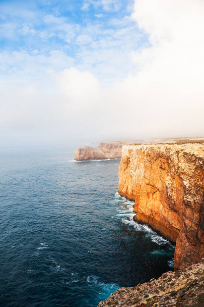 Rotskust van de Atlantische Oceaan in Cape St. Vincent, Algarve, Portugal. Dit is het meest zuidwestelijke punt van Europa. - Foto, afbeelding