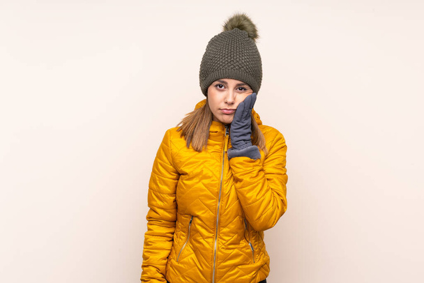 Mujer con sombrero de invierno sobre fondo aislado infeliz y frustrado
 - Foto, Imagen