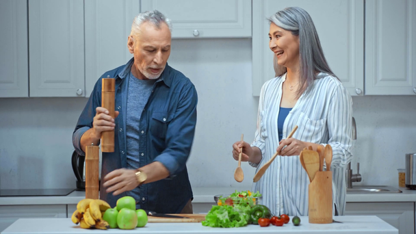 onnellinen vanhempi ja rotujenvälinen pari ruoanlaitto keittiössä
  - Materiaali, video