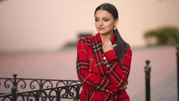 Glamourous woman in trendy red coat. - Filmmaterial, Video