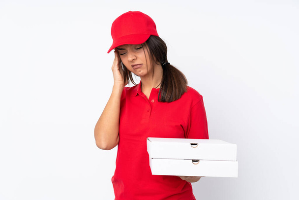 Junge Pizzabote vor isoliertem weißen Hintergrund mit Kopfschmerzen - Foto, Bild