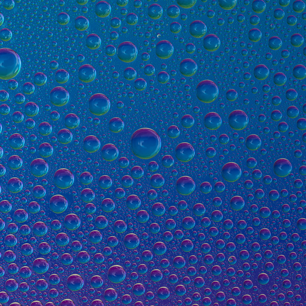 水滴がスペクトルの勾配青い海の紫の色虹カラフルなビーズ lotuseffekt タウ シール - 写真・画像