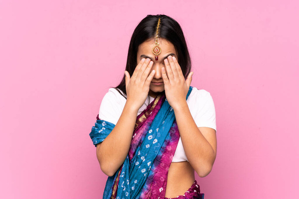 Mladá indická žena se sari přes izolované pozadí s unaveným a nemocným výrazem - Fotografie, Obrázek