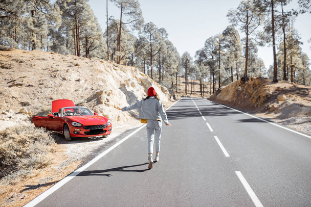 Carefree woman on the mountain road - Foto, Bild