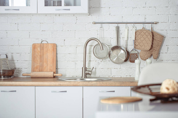 Moderno elegante interior da cozinha escandinava com acessórios de cozinha. Cozinha branca brilhante com utensílios domésticos
 . - Foto, Imagem