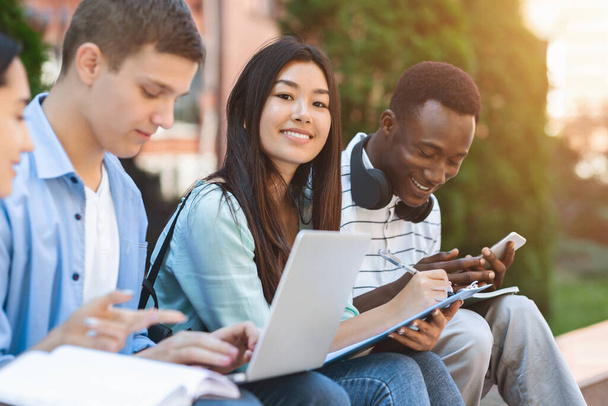 Adolescentes felices Estudiantes internacionales que estudian juntos al aire libre, disfrutando de la vida universitaria
 - Foto, Imagen