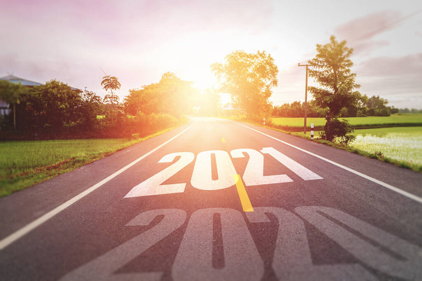 Концепція Новий рік З словом 2020 2021 Написано на асфальтній дорозі в сільській місцевості Прикрасити помаранчеве світло для краси Концепція на новий рік 2021 року
 - Фото, зображення