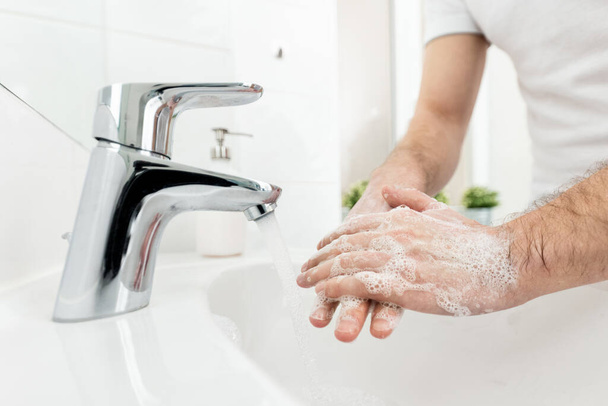 Lavarse las manos con agua caliente como prevención contra bacterias y virus
 - Foto, Imagen