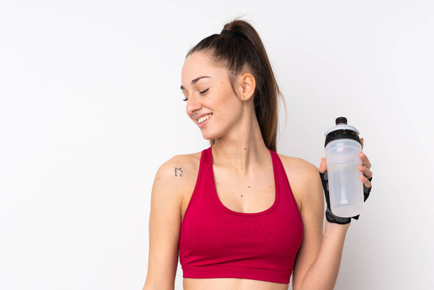 Giovane donna bruna sport su sfondo bianco isolato con bottiglia d'acqua sportiva - Foto, immagini