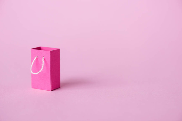 kleine boodschappentas op roze met kopieerruimte  - Foto, afbeelding