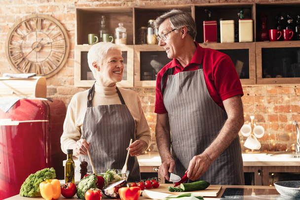 Romantique couple âgé cuisine ensemble sur la cuisine à la maison
 - Photo, image