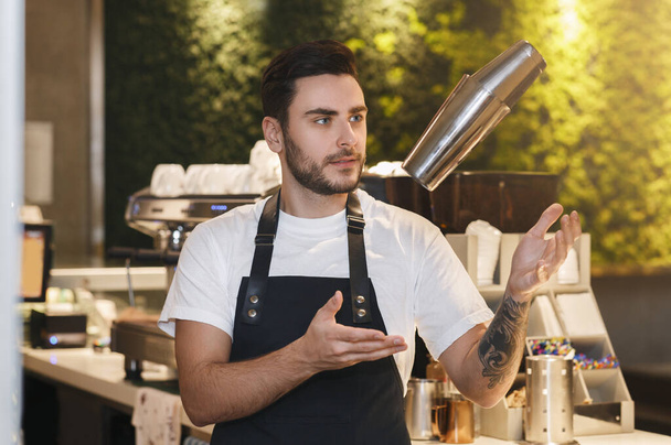 Μπάρμαν χρησιμοποιώντας Shaker Κάνοντας Cocktail στέκεται στο μπαρ Counter Εσωτερική - Φωτογραφία, εικόνα
