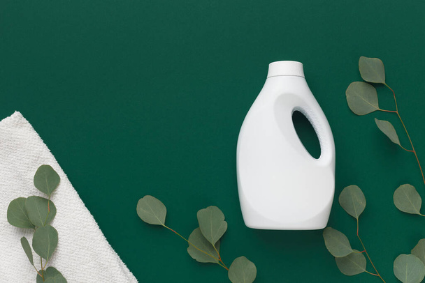 Embalagem de plástico branco de detergente para roupa, toalha macia
 - Foto, Imagem