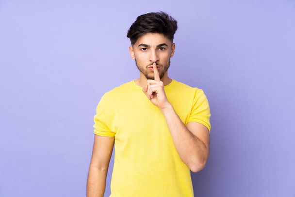 Árabe bonito homem sobre isolado fundo mostrando um sinal de silêncio gesto colocando o dedo na boca - Foto, Imagem