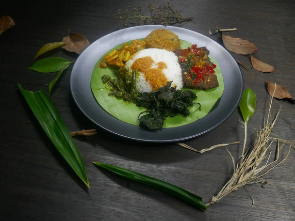 Indonesisches traditionelles Reisgericht mit Padang-Reis auf der Platte, köstlich und appetitlich - Foto, Bild