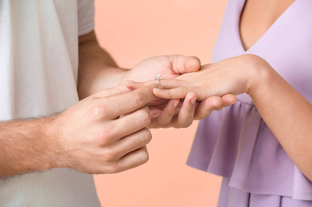 若い男がプロポーズ、クローズ アップ後彼の婚約者の指にリングを入れて - 写真・画像
