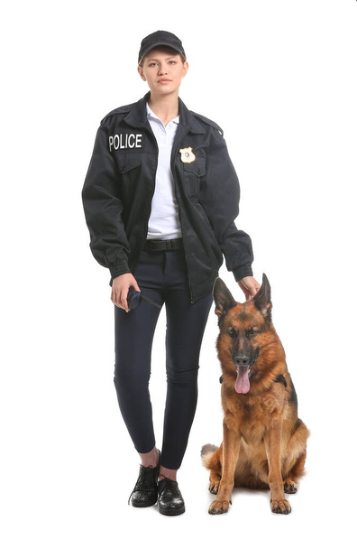 Γυναίκα αστυνομικός με σκύλο σε λευκό φόντο - Φωτογραφία, εικόνα