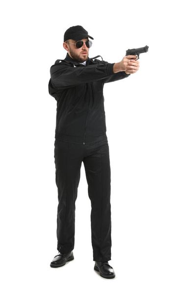 Άντρας αστυνομικός με όπλο σε λευκό φόντο - Φωτογραφία, εικόνα