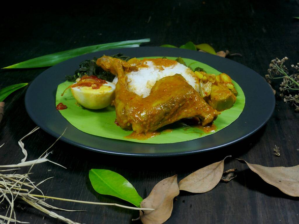 Prato de arroz tradicional indonésio de arroz Padang em cima da bandeja, delicioso e apetitoso
 - Foto, Imagem
