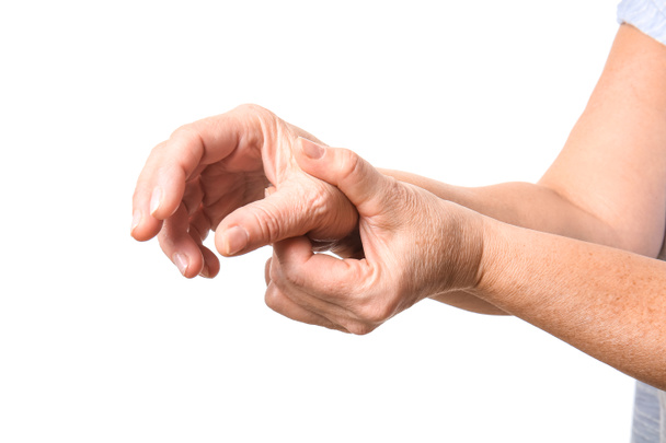 Ηλικιωμένη γυναίκα που πάσχει από σύνδρομο Parkinson σε λευκό φόντο - Φωτογραφία, εικόνα