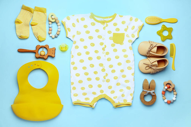 Baby kleding en accessoires op kleur achtergrond - Foto, afbeelding