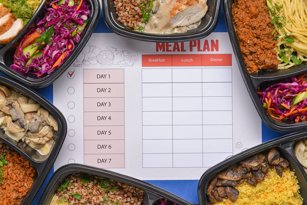 健康的な食品や食事の計画を持つ容器の色を背景に - 写真・画像