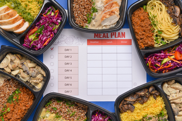 Contenedores con alimentos saludables y plan de comidas sobre fondo de color
 - Foto, imagen