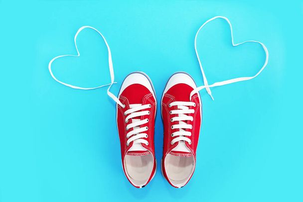 piros tornacipő sport cipő fehér csipkével és szív minta - Fotó, kép