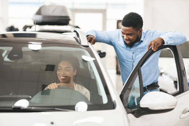 Afrykanin kupuje samochód dla swojej żony w sklepie Dealership - Zdjęcie, obraz