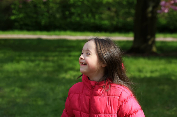 roztomilá usmívající se dívka v parku - Fotografie, Obrázek