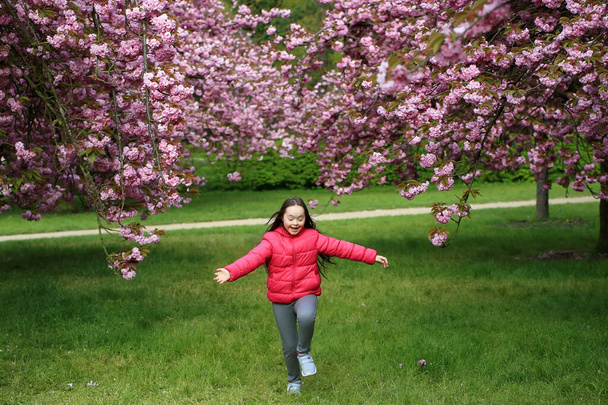 glücklich schönes Mädchen im Blütenpark - Foto, Bild