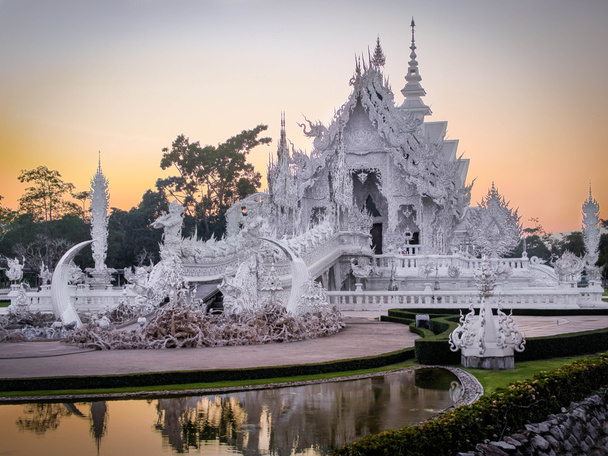 Wat Rong Khun, populairement connu comme le temple blanc, à Chiang Rai, Thaïlande
 - Photo, image