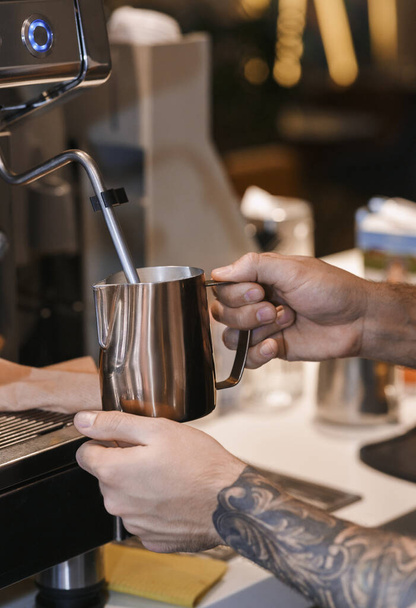 Barista méconnaissable utilisant une machine à café travaillant à la cafétéria, gros plan
 - Photo, image