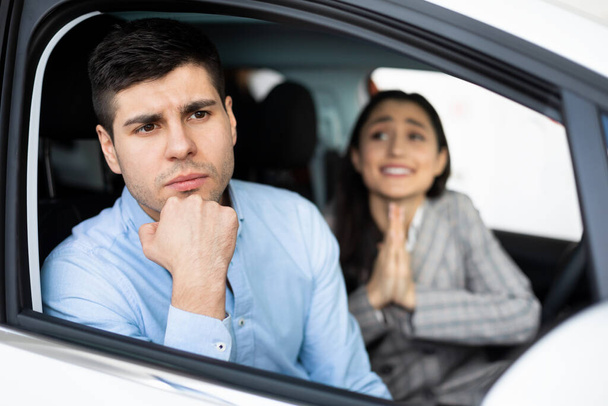 Esposa pedindo marido para comprar caro carro sentado em auto
 - Foto, Imagem