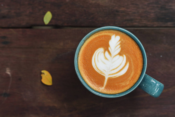 Heißer Latte Coffee Drink am Morgen auf Holztisch gestellt - Foto, Bild
