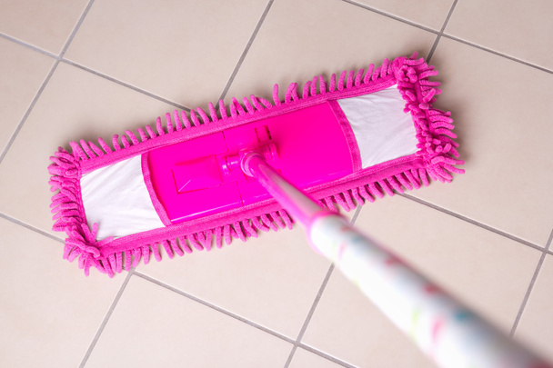 różowy mopa czyszczenie posadzek w łazience - Zdjęcie, obraz
