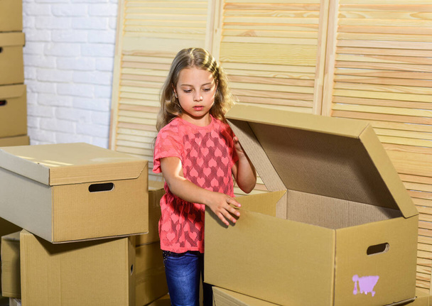 Cardboard boxes - moving to new house. happy child cardboard box. purchase of new habitation. happy little girl with toy. Moving concept. new apartment. great amenities - Valokuva, kuva