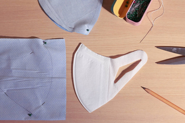 rozložení obličejové ochranné masky ručně vyrobené z tkaniny - Fotografie, Obrázek